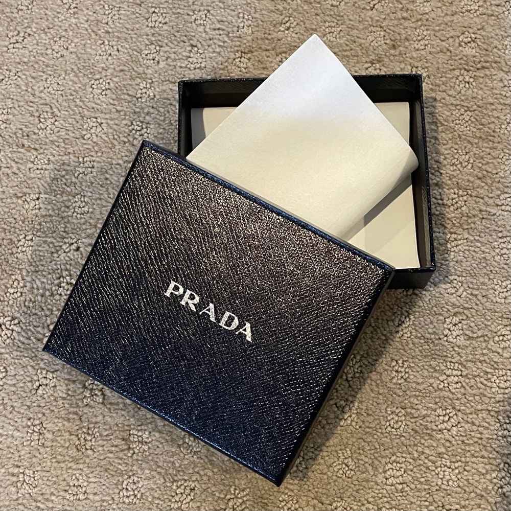 💯 🎁 Authentic PRADA Gift Box - Picture 6 of 7